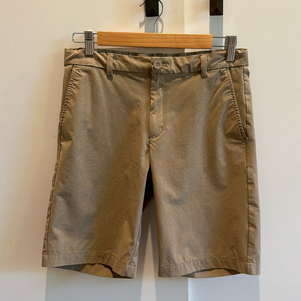 Boys Vineyard Vines khaki performance shorts. Size 16.